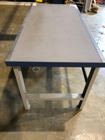 934667-3 Metallinen verstaspöytä