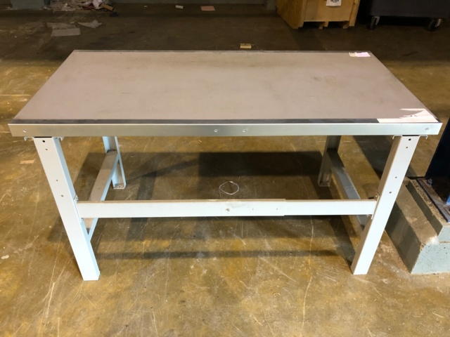 934667-4 Metallinen verstaspöytä