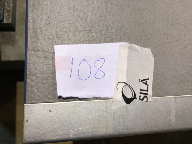 934667-6 Metallinen verstaspöytä