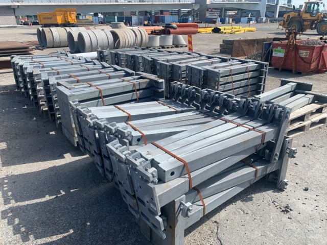 931750-1 Fall protection fence for bridge