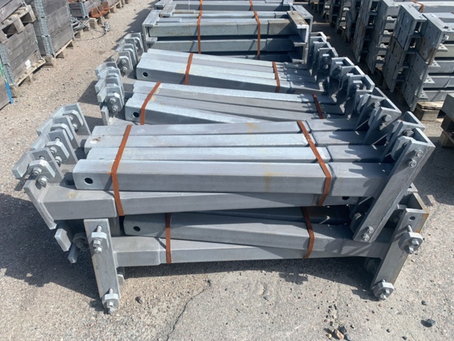 931750-2 Fall protection fence for bridge