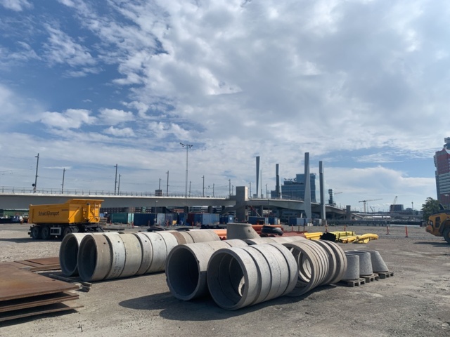 931750-11 Fall protection fence for bridge