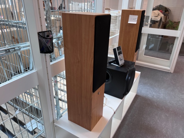 921143-4 Bass box and passive speakers, Logitech & Audio Pro