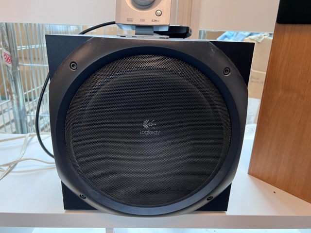 921143-8 Bass box and passive speakers, Logitech & Audio Pro