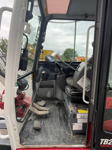 906891-14 6 ton mini excavator, Takeuchi TB260, 2017
