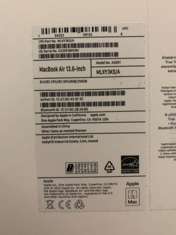 932054-3 Apple 13-inch MacBook Air: Apple M2 chip with 8-core CPU and 8-core GPU, 256GB - Silver