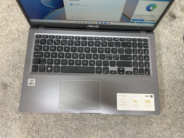 922802-3 Laptop with accessories