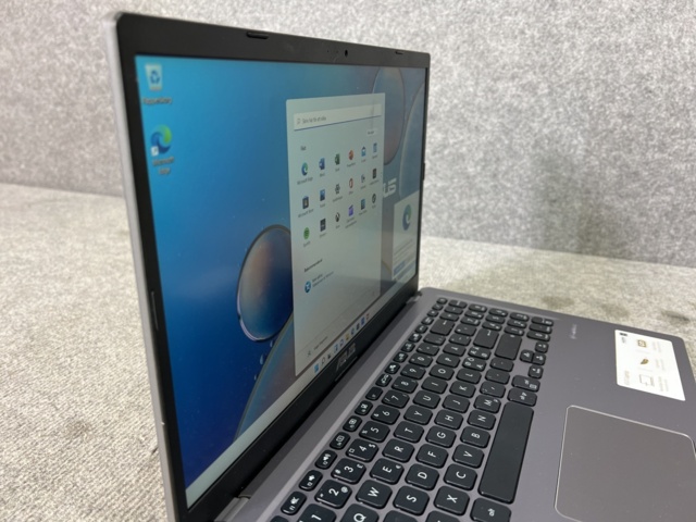 922802-4 Laptop with accessories