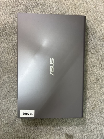 922802-5 Laptop with accessories