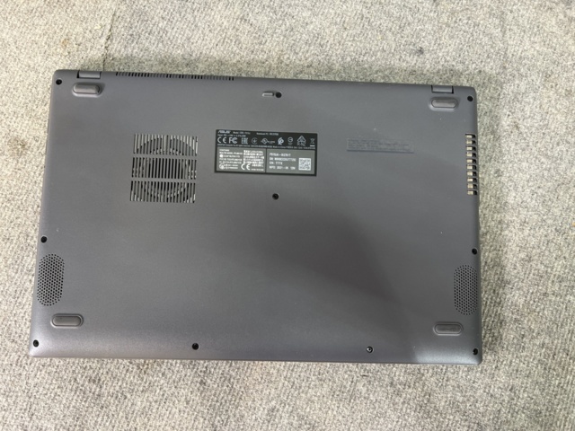 922802-6 Laptop with accessories