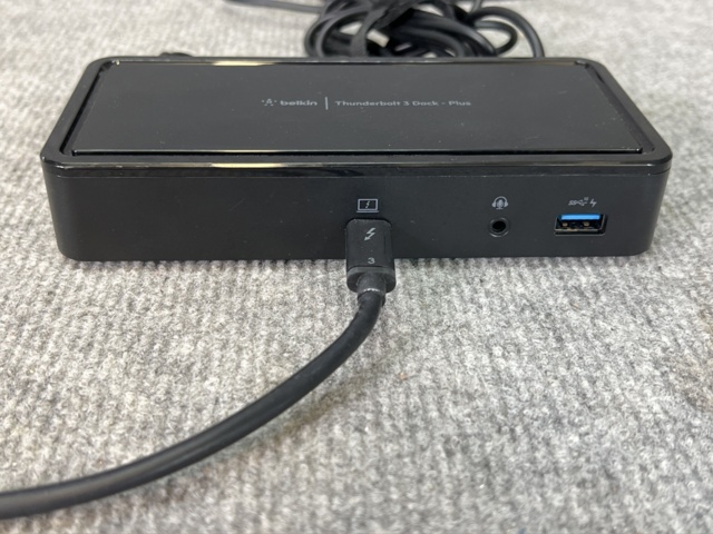 922802-16 Laptop with accessories