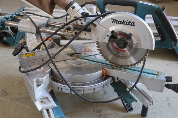 933695-4 Miter saw Makita LS0815FL with bench