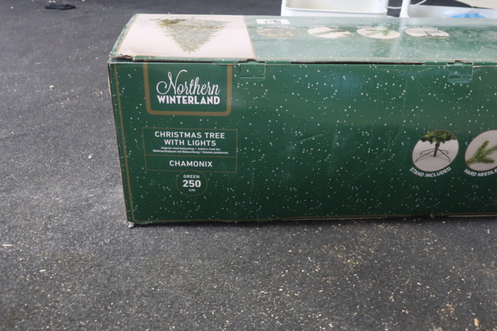 933735-2 Julgran - plastgran med belysning