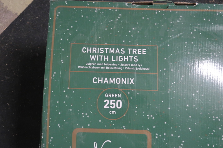 933735-4 Julgran - plastgran med belysning