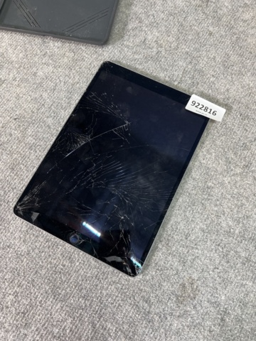 922816-2 iPad Pro Wi-Fi + Cellular A1709, locked and broken screen