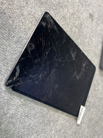 922816-3 iPad Pro Wi-Fi + Cellular A1709, locked and broken screen