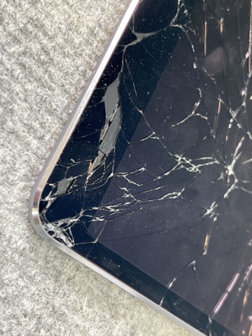 922816-4 iPad Pro Wi-Fi + Cellular A1709, locked and broken screen