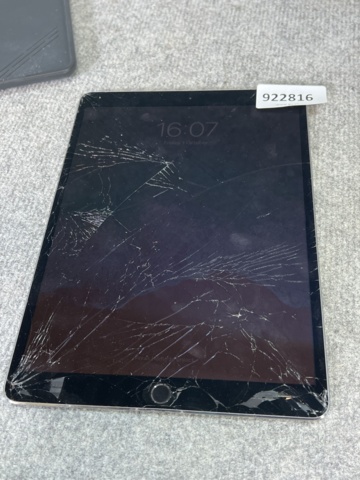 922816-6 iPad Pro Wi-Fi + Cellular A1709, locked and broken screen
