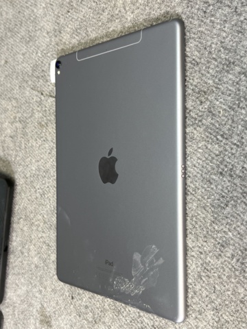 922816-9 iPad Pro Wi-Fi + Cellular A1709, locked and broken screen