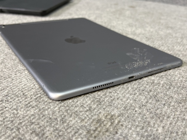 922816-10 iPad Pro Wi-Fi + Cellular A1709, locked and broken screen