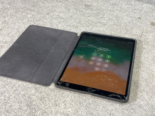 922816-8 iPad Pro Wi-Fi + Cellular A1709, locked and broken screen