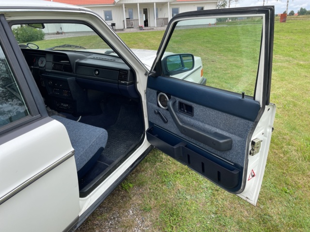 872335-12 Volvo 244 2.3 - 1989