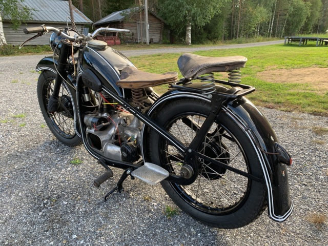 810425-6 Veteranmotorcykel med sidovagn BMW R35 -1948 (rep.objekt)