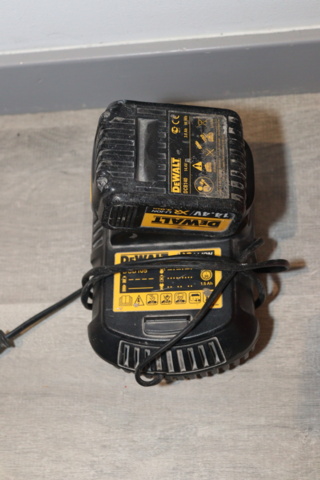 932902-1 Battery charger DeWalt DCB 105 + Battery DCB 140, 14.4 V, 3.0 Ah