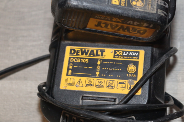 932902-2 Battery charger DeWalt DCB 105 + Battery DCB 140, 14.4 V, 3.0 Ah