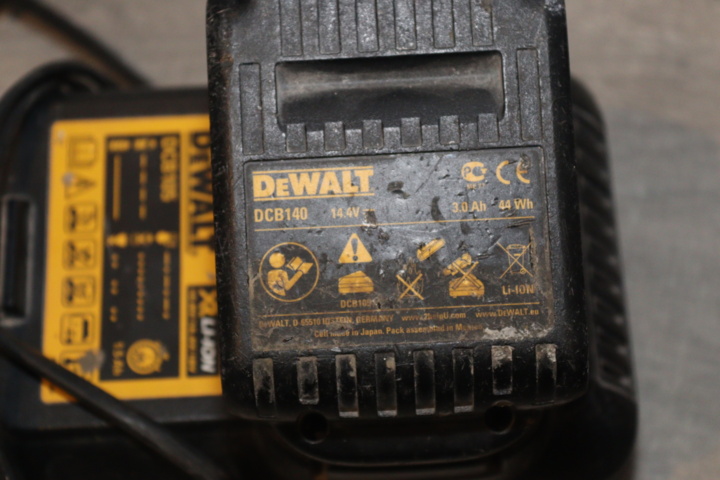 932902-3 Battery charger DeWalt DCB 105 + Battery DCB 140, 14.4 V, 3.0 Ah