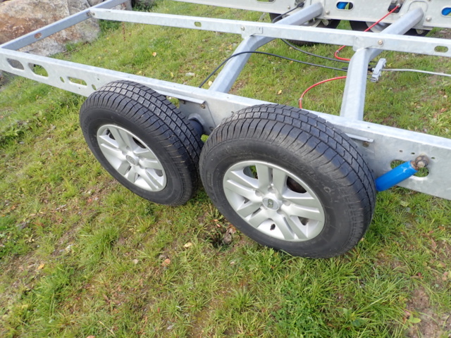 889383-18 Caravan undercarriage -2011