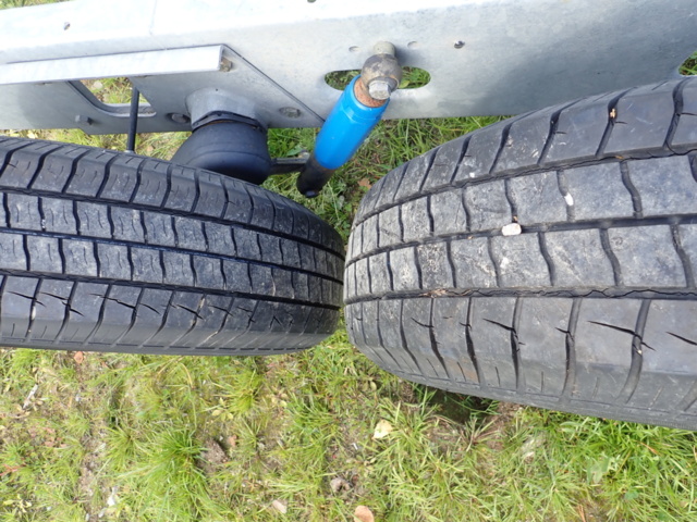 889383-19 Caravan undercarriage -2011