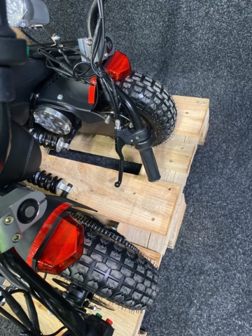 932622-4 2 electric scooters Freev EVR 812