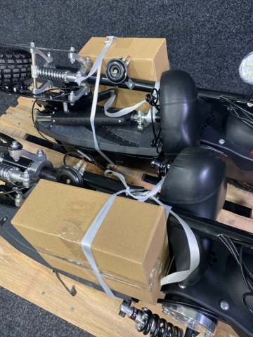 932622-5 2 electric scooters Freev EVR 812