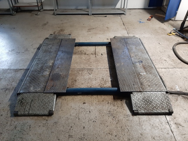 920153-2 Nussbaum two-post lift