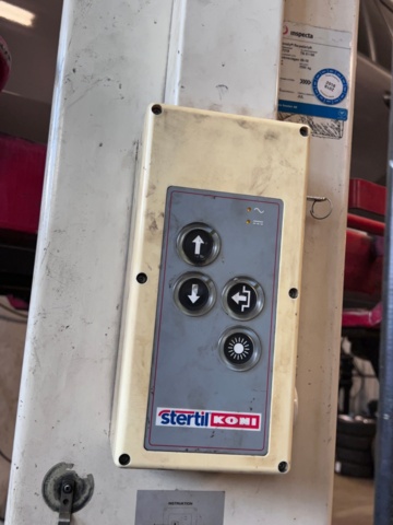 921195-10 2-pelarlyft 2,5 ton Koni