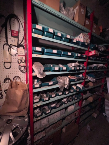 921201-5 Shelves with spare parts for older Citroën 60s-90s, as well as spare parts, oils, exhaust pipes