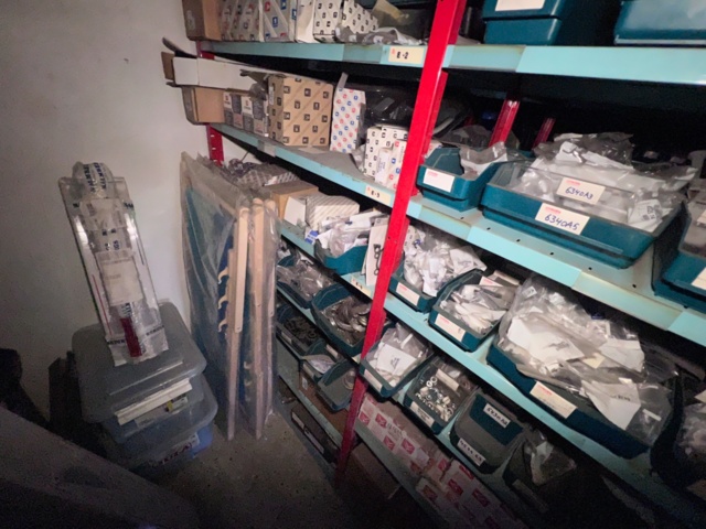 921201-12 Shelves with spare parts for older Citroën 60s-90s, as well as spare parts, oils, exhaust pipes