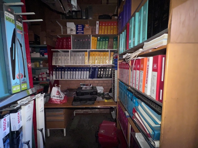 921201-20 Shelves with spare parts for older Citroën 60s-90s, as well as spare parts, oils, exhaust pipes