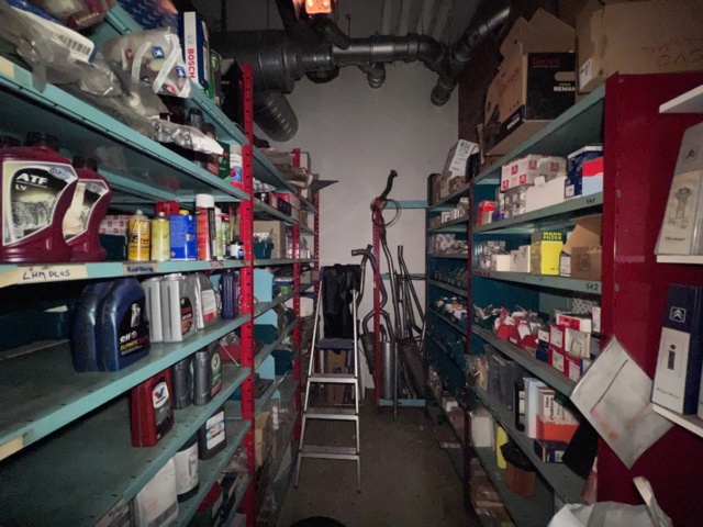 921201-21 Shelves with spare parts for older Citroën 60s-90s, as well as spare parts, oils, exhaust pipes
