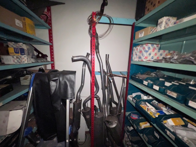 921201-25 Shelves with spare parts for older Citroën 60s-90s, as well as spare parts, oils, exhaust pipes