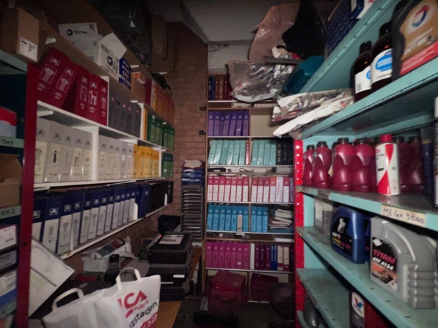 921201-1 Shelves with spare parts for older Citroën 60s-90s, as well as spare parts, oils, exhaust pipes