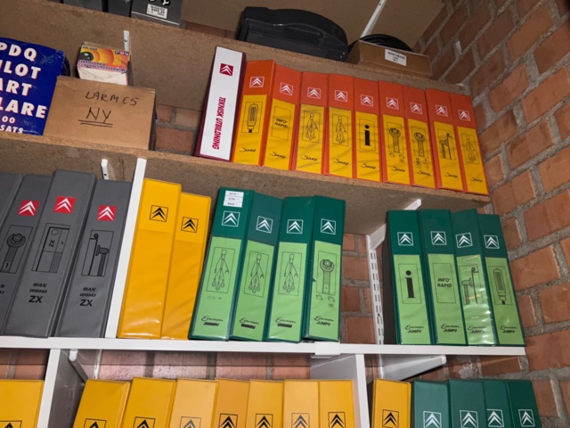 921201-30 Shelves with spare parts for older Citroën 60s-90s, as well as spare parts, oils, exhaust pipes