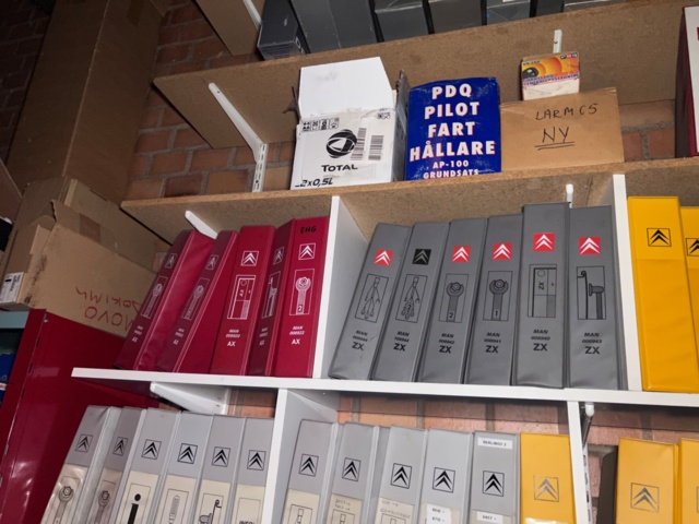 921201-31 Shelves with spare parts for older Citroën 60s-90s, as well as spare parts, oils, exhaust pipes