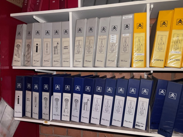 921201-32 Shelves with spare parts for older Citroën 60s-90s, as well as spare parts, oils, exhaust pipes