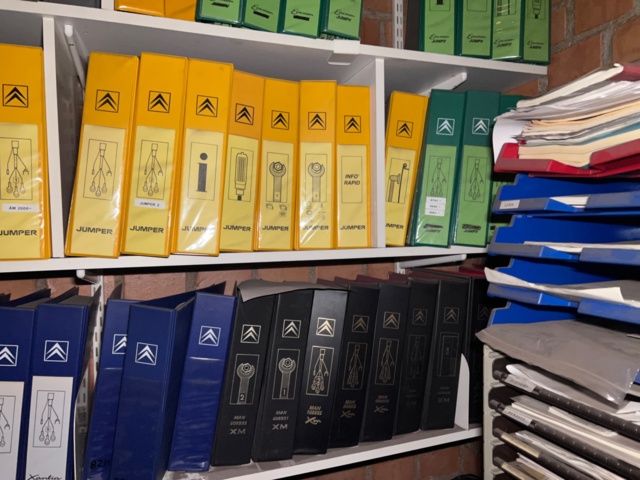 921201-33 Shelves with spare parts for older Citroën 60s-90s, as well as spare parts, oils, exhaust pipes