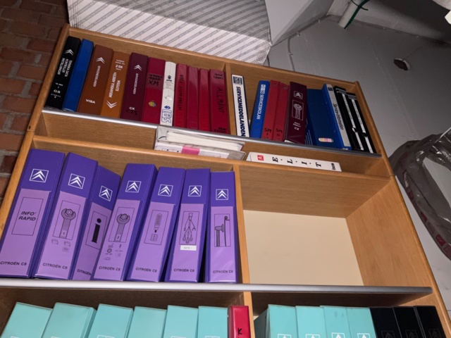 921201-35 Shelves with spare parts for older Citroën 60s-90s, as well as spare parts, oils, exhaust pipes