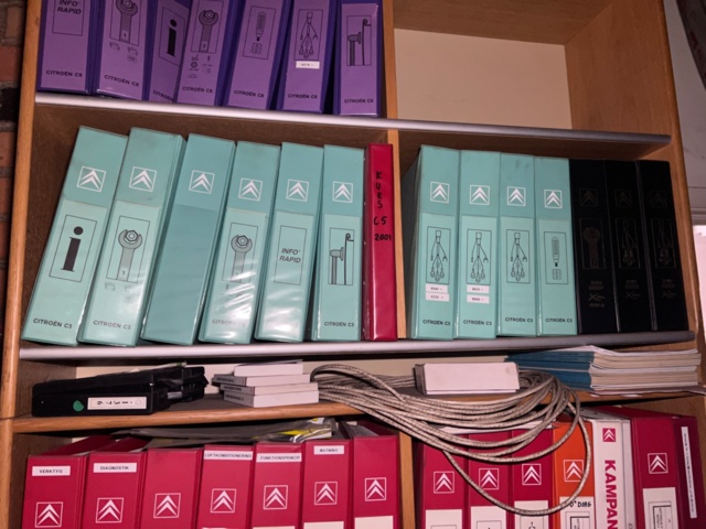 921201-36 Shelves with spare parts for older Citroën 60s-90s, as well as spare parts, oils, exhaust pipes