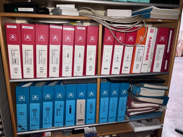 921201-37 Shelves with spare parts for older Citroën 60s-90s, as well as spare parts, oils, exhaust pipes