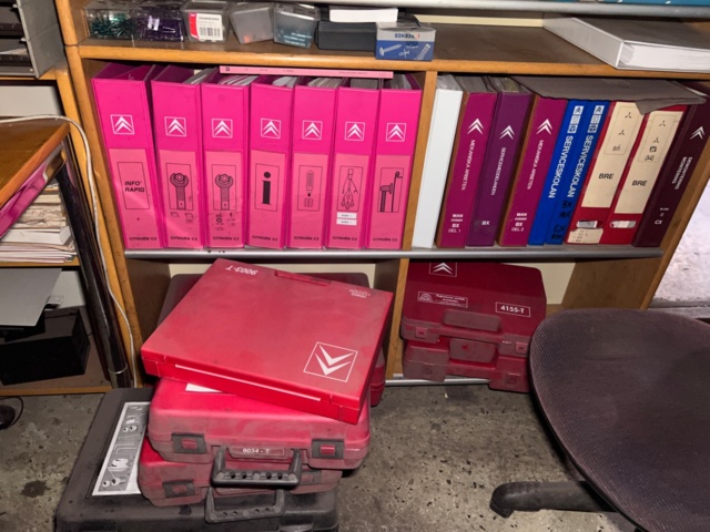 921201-38 Shelves with spare parts for older Citroën 60s-90s, as well as spare parts, oils, exhaust pipes